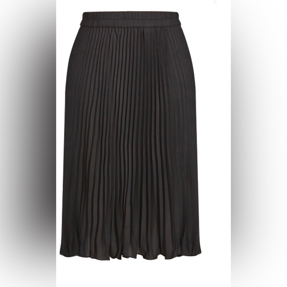 Black pleated skirt